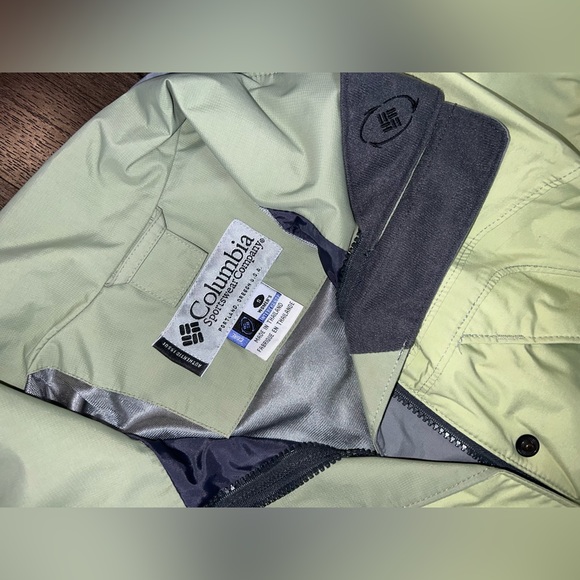 Woman’s Columbia ski/snowboarding Jacket green and gray - Picture 7 of 17